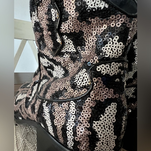 BETSEY JOHNSON Lucki Leopard Sequin Pointed-Toe Ankle Booties western Size 8 - Picture 5 of 9